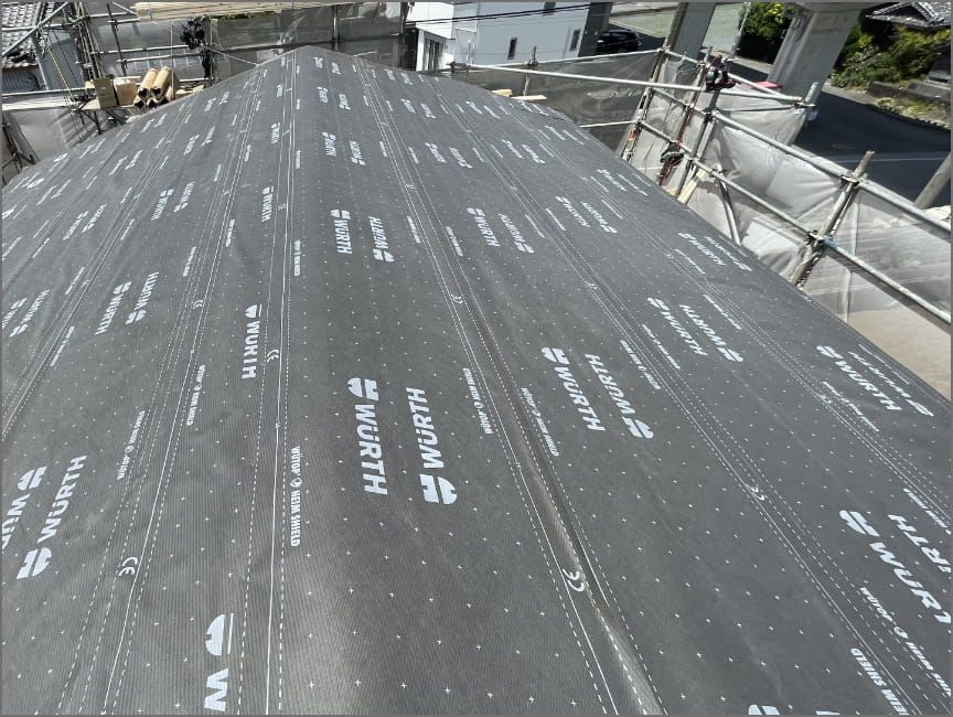 屋根全面にWÜRTH製の防水下地シートを施工した様子。ジョイント部は重ね張りで防水性を確保。